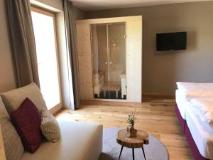 Μια τηλεόραση ή/και κέντρο ψυχαγωγίας στο Klein Fein Hotel zum Graf