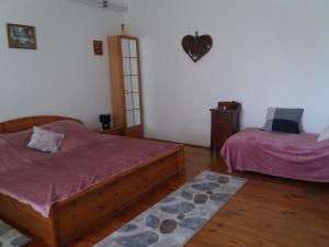 Ένα ή περισσότερα κρεβάτια σε δωμάτιο στο Hársfák