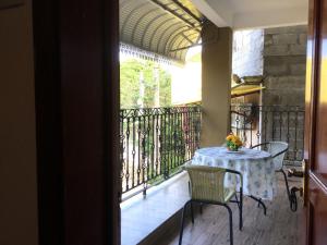 una mesa y sillas sentadas en un balcón en Le Bamboo Guesthouse, en Mahébourg