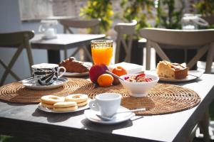 una mesa con desayuno y un vaso de zumo de naranja en Don Franco, en Adelfia