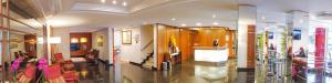 eine Lobby eines Gebäudes mit sitzenden Menschen in der Unterkunft Del Rey Quality Hotel in Foz do Iguaçu + 99 Fotos