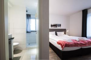 Ένα ή περισσότερα κρεβάτια σε δωμάτιο στο dat geele hus Nr. 3