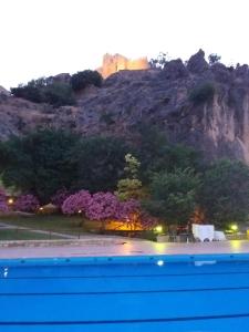 ラ・イルエラにあるVFT El Castilloの木々とプールのある山の景色を望めます。