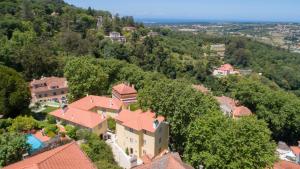 uma vista aérea de uma aldeia com casas e árvores em Casa do Vinho Sintra Guest House em Sintra