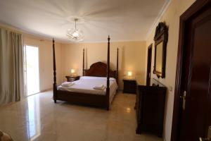 Postel nebo postele na pokoji v ubytování Villa de lujo en Torremolinos + 37 fotografií