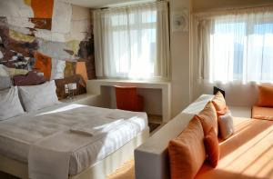 Imagen de la galería de Golden Sea View Suites, en Tsakaíoi