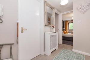 um corredor com uma porta que leva a um quarto em Gloucester Green Suite em Oxford