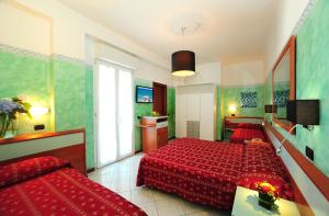 TV a/nebo společenská místnost v ubytování Hotel Vienna