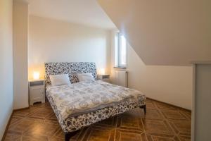 - une petite chambre avec un lit dans l'établissement PIONOW Rodzinne Apartamenty Urocza 10, à Krynica Morska