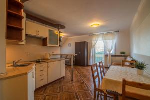 - une cuisine et une salle à manger avec une table et des chaises dans l'établissement PIONOW Rodzinne Apartamenty Urocza 10, à Krynica Morska