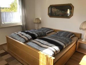 uma cama com almofadas num quarto em Ferienhaus Lilo em Braunlage