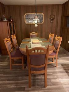 uma sala de jantar com uma mesa de madeira e cadeiras em Ferienhaus Lilo em Braunlage