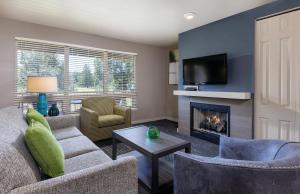 uma sala de estar com um sofá e uma lareira em WorldMark Eagle Crest em Redmond