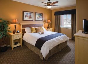 una habitación de hotel con una cama y un televisor en WorldMark Steamboat Springs, en Steamboat Springs 35 fotos más