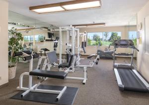 een fitnessruimte met verschillende loopbanden en crosstrainers bij WorldMark Palm Springs - Plaza Resort and Spa in Palm Springs