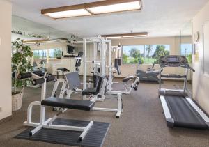 Fitness centrum a/nebo fitness zařízení v ubytování WorldMark Palm Springs - Plaza Resort and Spa + 23 fotografií