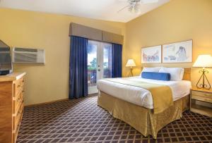 Habitación de hotel con cama y TV en Club Wyndham Pagosa en Pagosa Springs