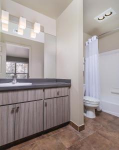 uma casa de banho com um lavatório e um WC em WorldMark Eagle Crest em Redmond
