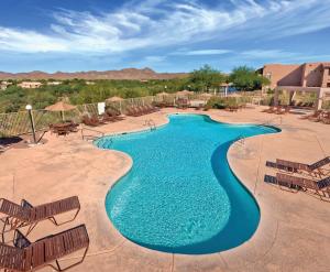 an overhead view of a swimming pool with tables and chairs at WorldMark Rancho Vistoso in Oro Valley