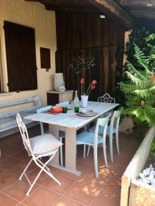 een witte tafel en stoelen op een patio bij CASA LAURA Garda lago in Pozzolengo