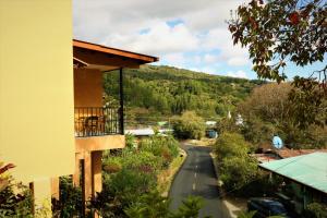 uma vista para uma estrada a partir de uma casa em Aparthotel Los Pinos em Boquete