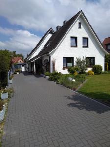 una entrada frente a una casa blanca en Tauchparadies Kreidesee, en Hemmoor