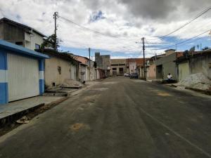 an empty street in a town with at Casa de amigos e parentes in Eunápolis