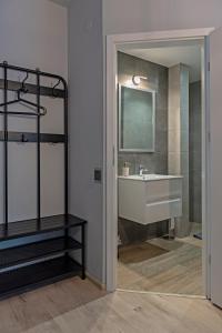 een badkamer met een wastafel en een spiegel bij Aparthotel STUDIO in Krakau