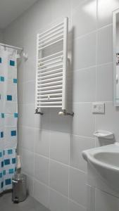 une salle de bain blanche avec un lavabo et une fenêtre dans l'établissement Departamento "Avanti", à San Martín de los Andes