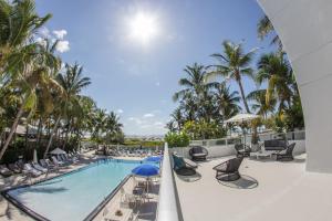 邁阿密海灘的住宿－The Sagamore Hotel South Beach，享有度假村游泳池的景致。