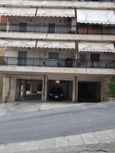 ein Gebäude mit einer Parkgarage mit einem Auto darin in der Unterkunft Marie claire home -Private parking in Thessaloniki
