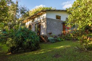 a house with a garden in front of it at Cabaña Vaenga Miro in Hanga Roa