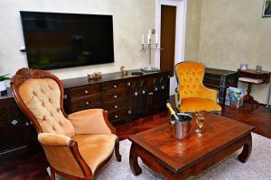 TV a/nebo společenská místnost v ubytování Apartment Ivone - 5 STARS