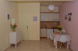 Kuchyňa alebo kuchynka v ubytovaní Meltemi Beach Apartments