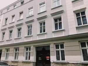 un edificio blanco con una puerta negra en Piękny Butikowy Apartament Stary Rynek Poznań, en Poznan
