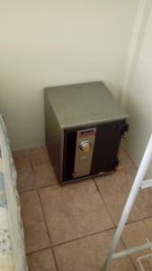 um forno torradeira sentado no chão num quarto em Casa Carolina em San Lucas Sacatepéquez