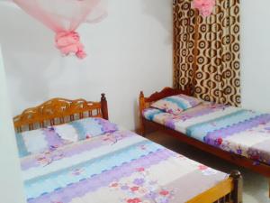 Un pat sau paturi într-o cameră la Kunam Beach Rest Inn