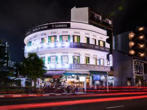 een hoog wit gebouw met een straat ervoor bij BEAT. Sports Hostel in Singapore