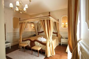 Rúm í herbergi á Hotel Borgo Don Chisciotte