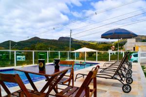 Nespecifikovaný výhled na hory nebo výhled na hory při pohledu z prázdninového domu