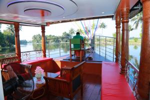 馬拉利庫蘭的住宿－Marari houseboat VACCINATED STAFF，乘坐亚马逊河上的船