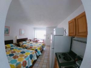 una cucina con 2 letti e un frigorifero di Sea Chest Motel a Wildwood Crest