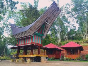 uma pequena casa com um telhado em cima em Nayta villa Lolai toraja em Rantepao