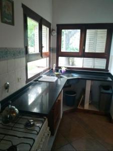 チャスコムスにあるLa Rosadita Casa de Campoのキッチン(カウンタートップ、コンロ付)