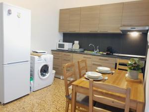 Kuchyňa alebo kuchynka v ubytovaní Spacious 110m2 2bedrooms 2bathrooms Center Athens
