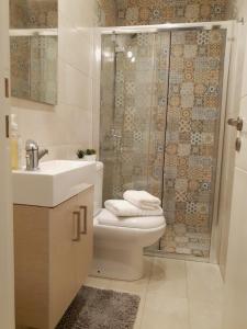 Kúpeľňa v ubytovaní Spacious 110m2 2bedrooms 2bathrooms Center Athens