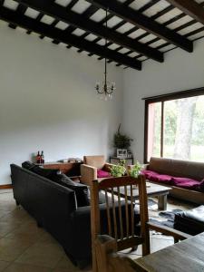 チャスコムスにあるLa Rosadita Casa de Campoのソファとテーブルのあるリビングルーム