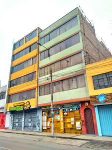 un edificio colorido en una calle de la ciudad con un semáforo en Apartamento Marco Airport, en Lima