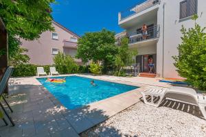 Bazén v ubytování Apartments Ljiljana nebo v jeho okolí