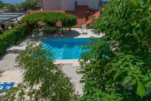 Bazén v ubytování Apartments Ljiljana nebo v jeho okolí
